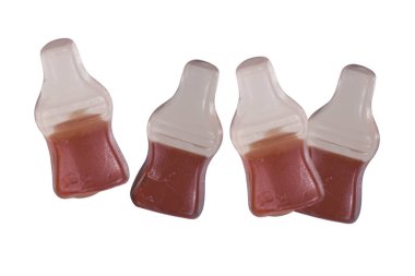 Beyaz arka plan üzerinde izole kola şişe marmelat çiğneme