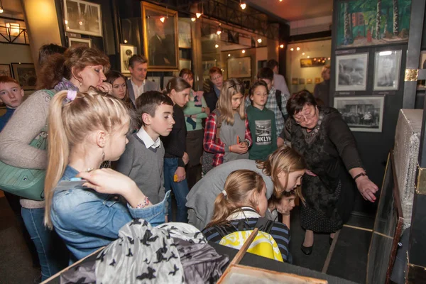 Moskova, Rusya - Kasım, 2015: Anton Chekhov Müzesi Moskova Sanat Tiyatrosu'nun adı. Çocukların bir gezi tiyatro üzerinde grup.