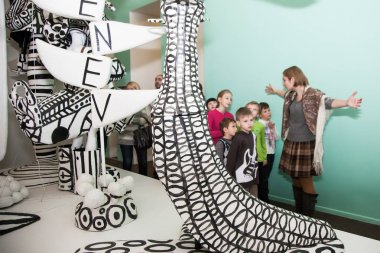 Moskova, Rusya - Kasım, 2015: Modern Müzesi sanat. Çocuk yükleme konusuna bakın..