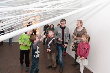 Moskova, Rusya - Kasım, 2015: Modern Müzesi sanat. Çocuk yükleme konusuna bakın..