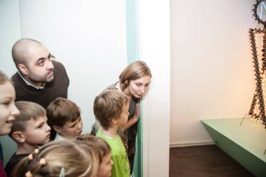 Moskova, Rusya - Kasım, 2015: Modern Müzesi sanat. Çocuk yükleme konusuna bakın..