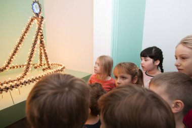 Moskova, Rusya - Kasım, 2015: Modern Müzesi sanat. Çocuk yükleme konusuna bakın..