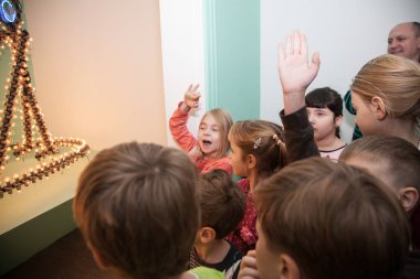 Moskova, Rusya - Kasım, 2015: Modern Müzesi sanat. Çocuk yükleme konusuna bakın..