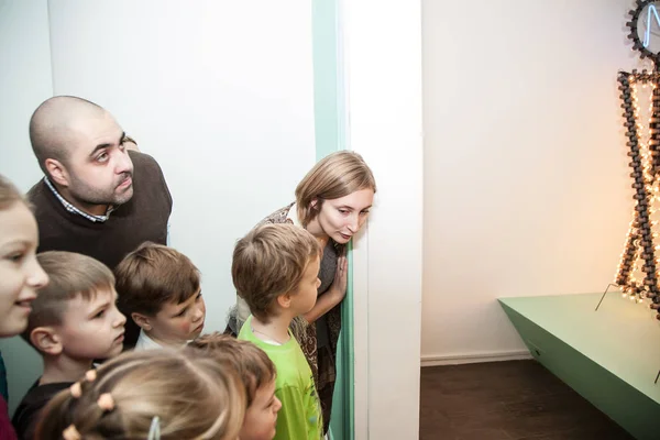 Moskwa Rosja Listopada 2015 Museum Modern Art Dzieci Zobacz Instalacji — Zdjęcie stockowe