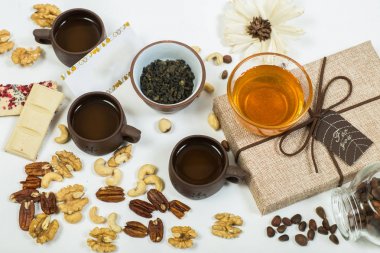Sağlıklı beslenme. Bardak çay, bal, fındık ve doğal beyaz çikolata ile. 