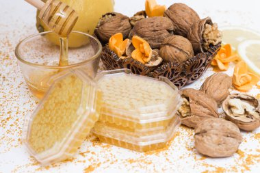 Tatlım, petek, ceviz ve limon