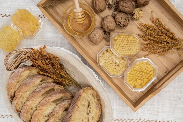 Ekmek, bal, petek ve ceviz.