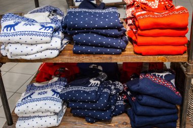 Alışveriş merkezinde Noel indirimi. Geleneksel süslemeli kış kazakları: Geyik. Seçici odak.