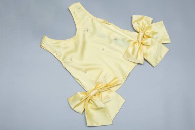 Gri arka planda çocuk tarzı sarı bir top. Üst görünüm