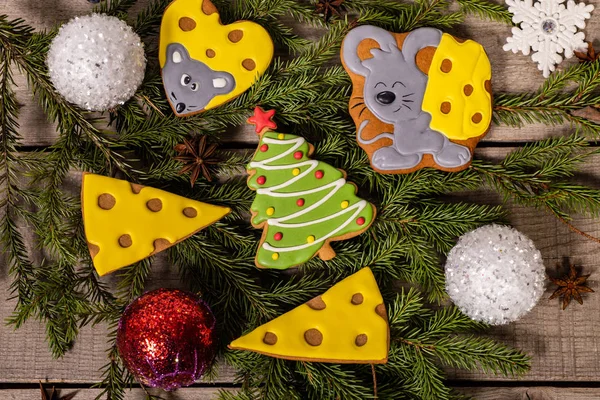 Galletas Jengibre Sobre Fondo Ramas Árbol Navidad Decoración Navideña Fondo — Foto de Stock