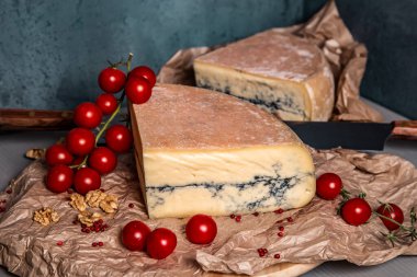 Mavi arka planda Garganzola peyniri ve kiraz domatesleri