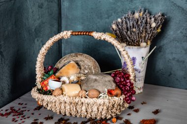 Peynirli sepet, üzüm ve reçel mavi arka planda.