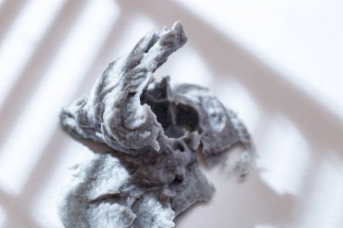 Yüz fırçası ve yüz maskesi kozmetik dokusu. Arka planda güzel gölgeler