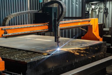 Kıvılcımlar metal işleme için makine başını uçurur