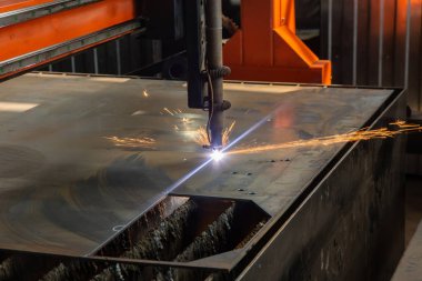 Kıvılcımlar metal işleme için makine başını uçurur