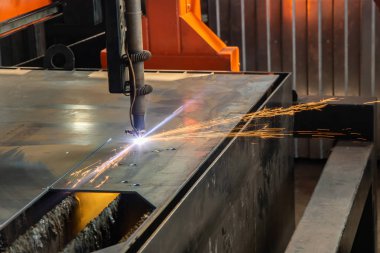 Kıvılcımlar metal işleme için makine başını uçurur