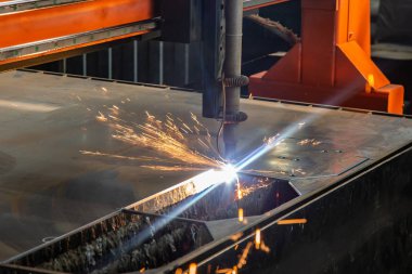 Kıvılcımlar metal işleme için makine başını uçurur
