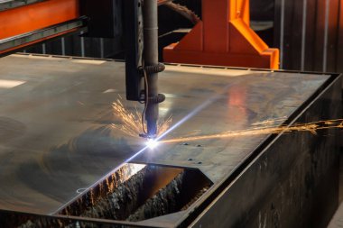 Kıvılcımlar metal işleme için makine başını uçurur