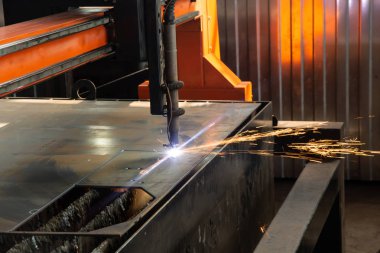 Kıvılcımlar metal işleme için makine başını uçurur
