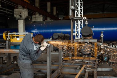 bir ark kaynak makinesi ile kaynak yaparken işçi