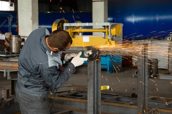 bir ark kaynak makinesi ile kaynak yaparken işçi