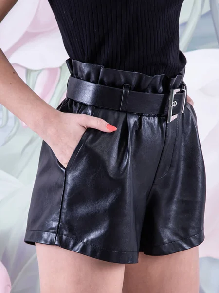 Mulher Usando Shorts Couro Preto — Fotografia de Stock