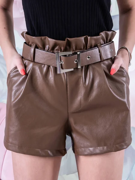 Mulher Usando Shorts Couro Marrom — Fotografia de Stock