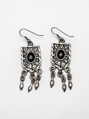 Beyaz arkaplanda metal küpeler