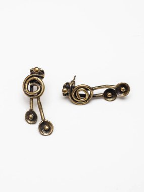 Beyaz arkaplanda metal küpeler