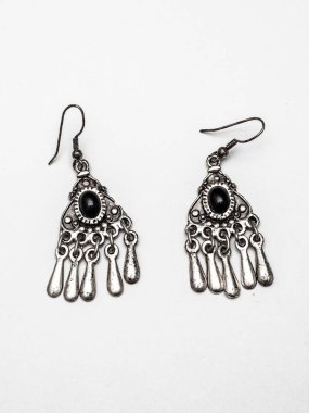 Beyaz arkaplanda metal küpeler