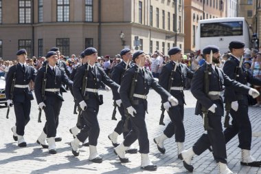 Stockholm, İsveç-09.06. 2013: Kraliyet Sarayı 'nda muhafız değişimi.
