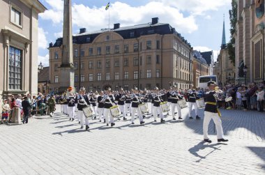 Stockholm, İsveç-09.06. 2013: Kraliyet Sarayı 'nda muhafız değişimi.