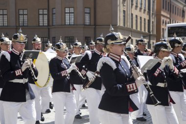 Stockholm, İsveç-09.06. 2013: Kraliyet Sarayı 'nda muhafız değişimi.