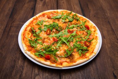 Klasik İtalyan pizzası ahşap bir masada.