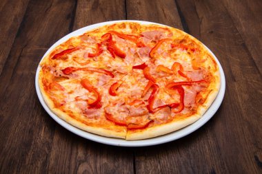 Klasik İtalyan pizzası ahşap bir masada.