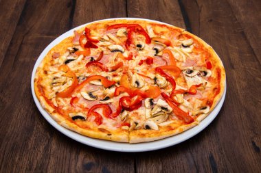 Klasik İtalyan pizzası ahşap bir masada.