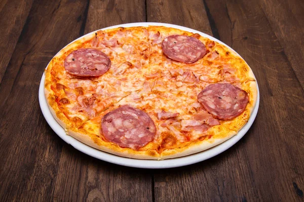 意大利经典披萨放在木制桌子上 — 图库照片