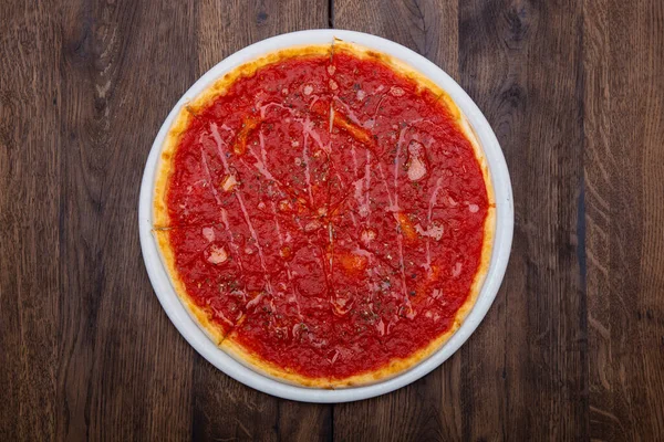 Klasszikus Olasz Pizza Egy Asztalon — Stock Fotó