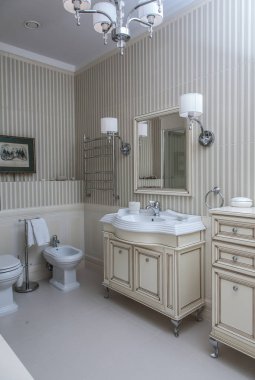 Modern otel banyosunun içi