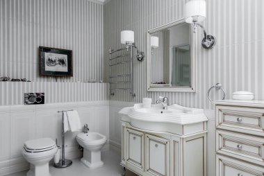 Modern otel banyosunun içi