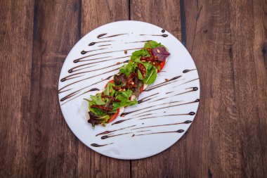 Taze domatesli Caprese Salatası, Mozzarella Peyniri, marul yaprağı, kurutulmuş domates ve çam fıstığı.