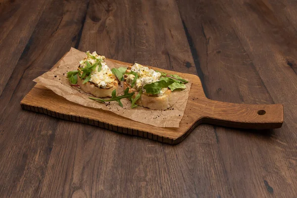 Tahtaya enginar yapıştırılmış.