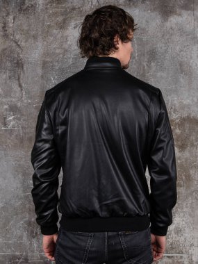 Çekici genç adamın stüdyo portresi. Genç Erkek Moda Model Pozisyonu Gelişigüzel Kıyafet. 