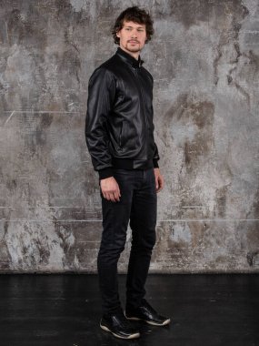 Çekici genç adamın stüdyo portresi. Genç Erkek Moda Model Pozisyonu Gelişigüzel Kıyafet. 