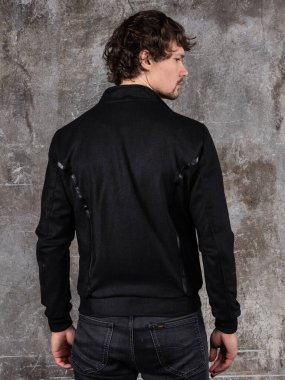 Çekici genç adamın stüdyo portresi. Genç Erkek Moda Model Pozisyonu Gelişigüzel Kıyafet. 
