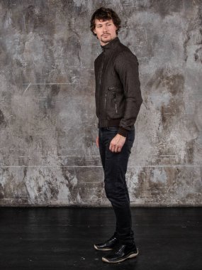 Çekici genç adamın stüdyo portresi. Genç Erkek Moda Model Pozisyonu Gelişigüzel Kıyafet. 