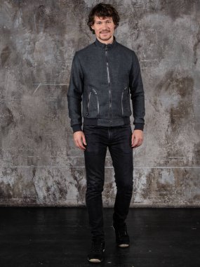 Çekici bir genç adamın stüdyo portresi. Genç Erkek Moda Model Pozisyonu Gelişigüzel Kıyafet. 