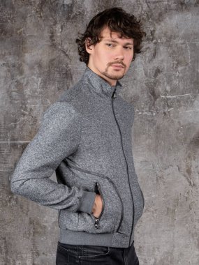 Çekici genç adamın stüdyo portresi. Genç Erkek Moda Model Pozisyonu Gelişigüzel Kıyafet. 