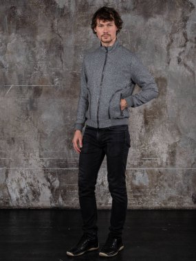 Çekici bir genç adamın stüdyo portresi. Genç Erkek Moda Model Pozisyonu Gelişigüzel Kıyafet. 