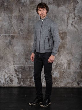 Çekici bir genç adamın stüdyo portresi. Genç Erkek Moda Model Pozisyonu Gelişigüzel Kıyafet. 